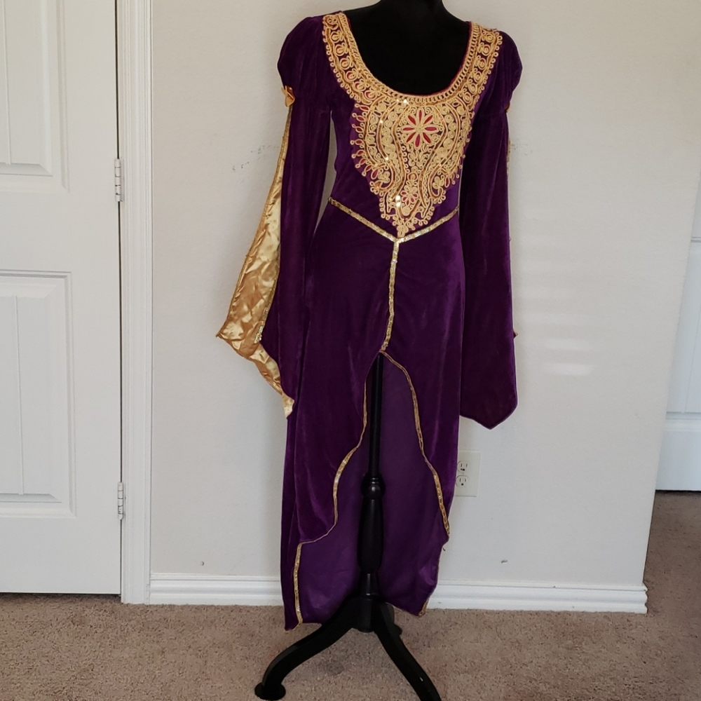 Halloween 🎃 Queen dress size small 👑 - Picture 8 of 9